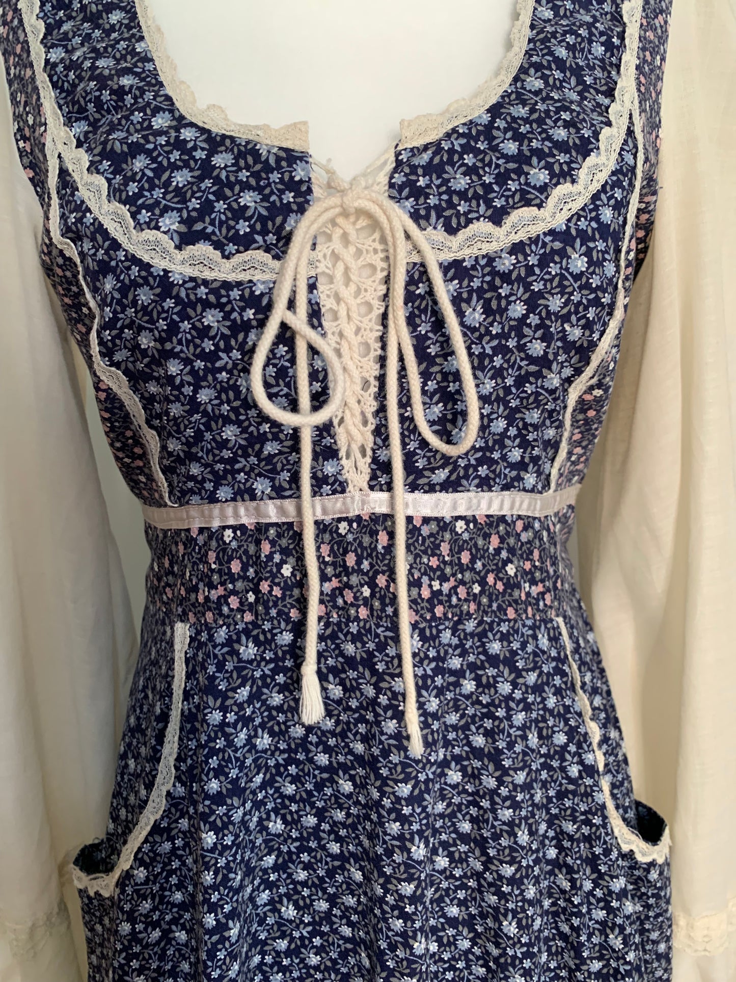 1970s Gunne Sax Navy Floral Prairie Dress SIZE 13!