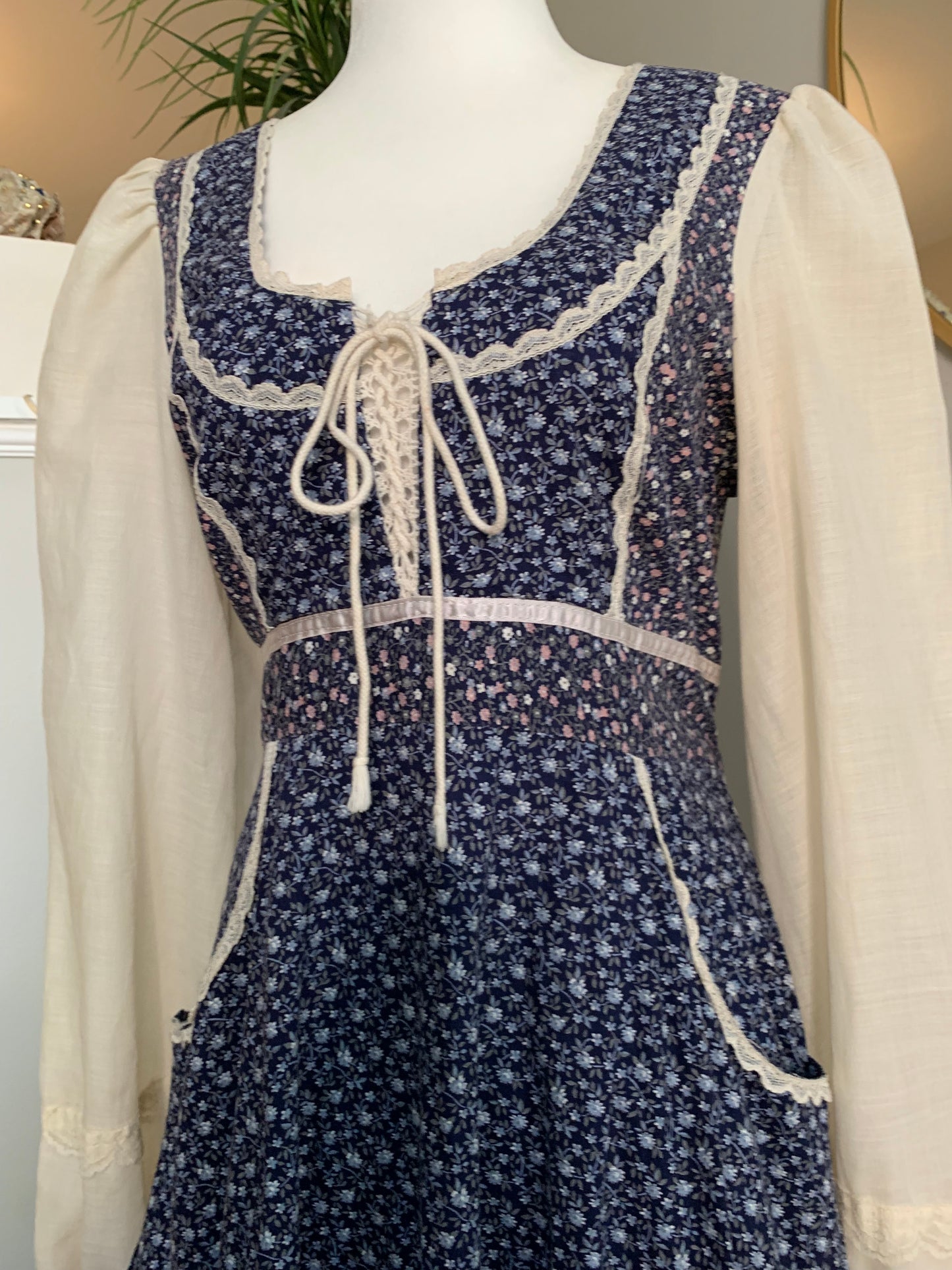 1970s Gunne Sax Navy Floral Prairie Dress SIZE 13!